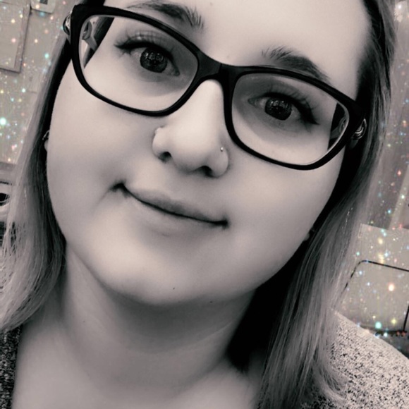 Meet your Posher, Amanda - Picture 2 of 4